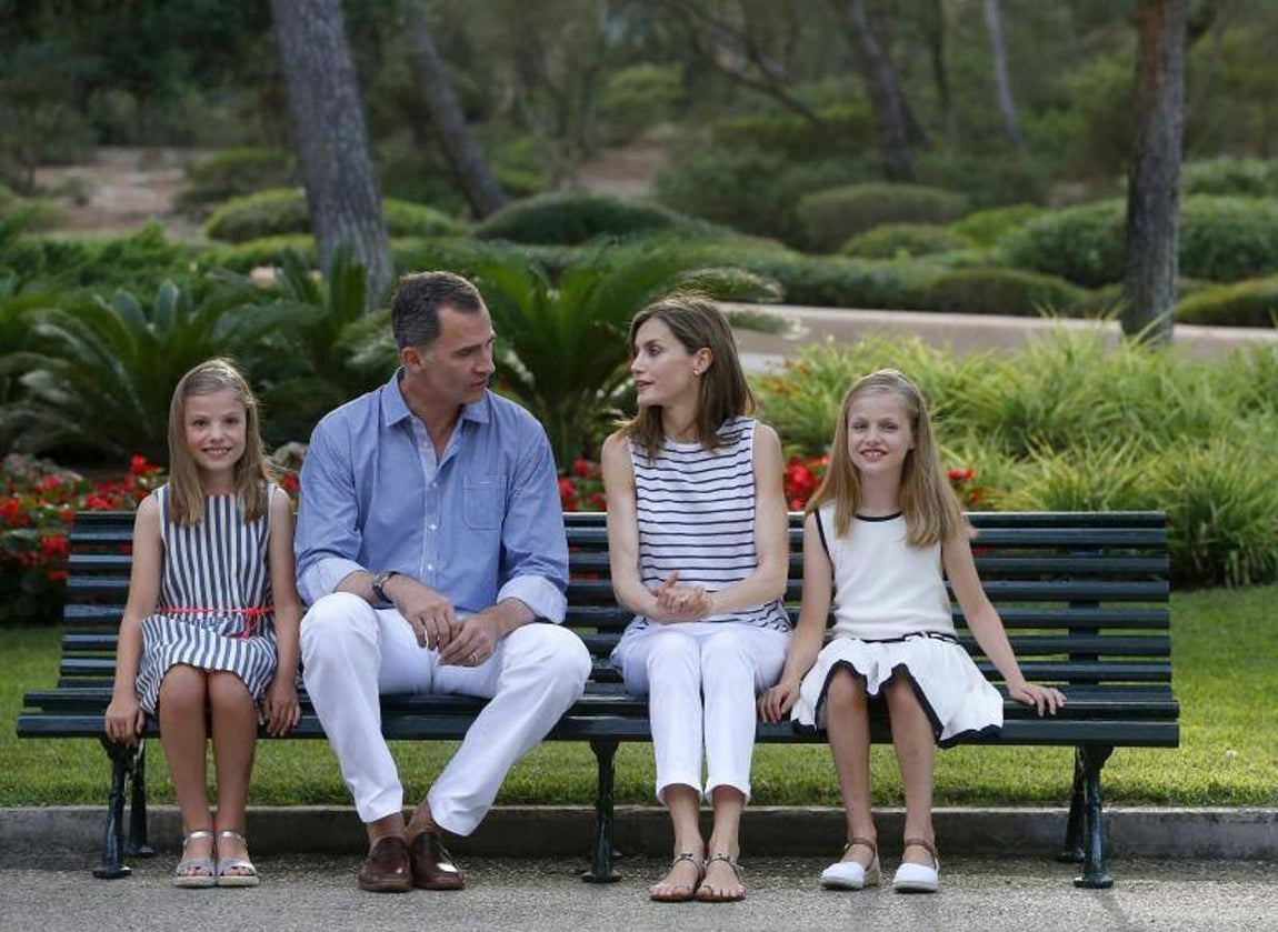 El Rey Felipe VI y la Reina Doña Letizia posan esta tarde con sus hijas, la Princesa Leonor y la Infanta Sofía. 