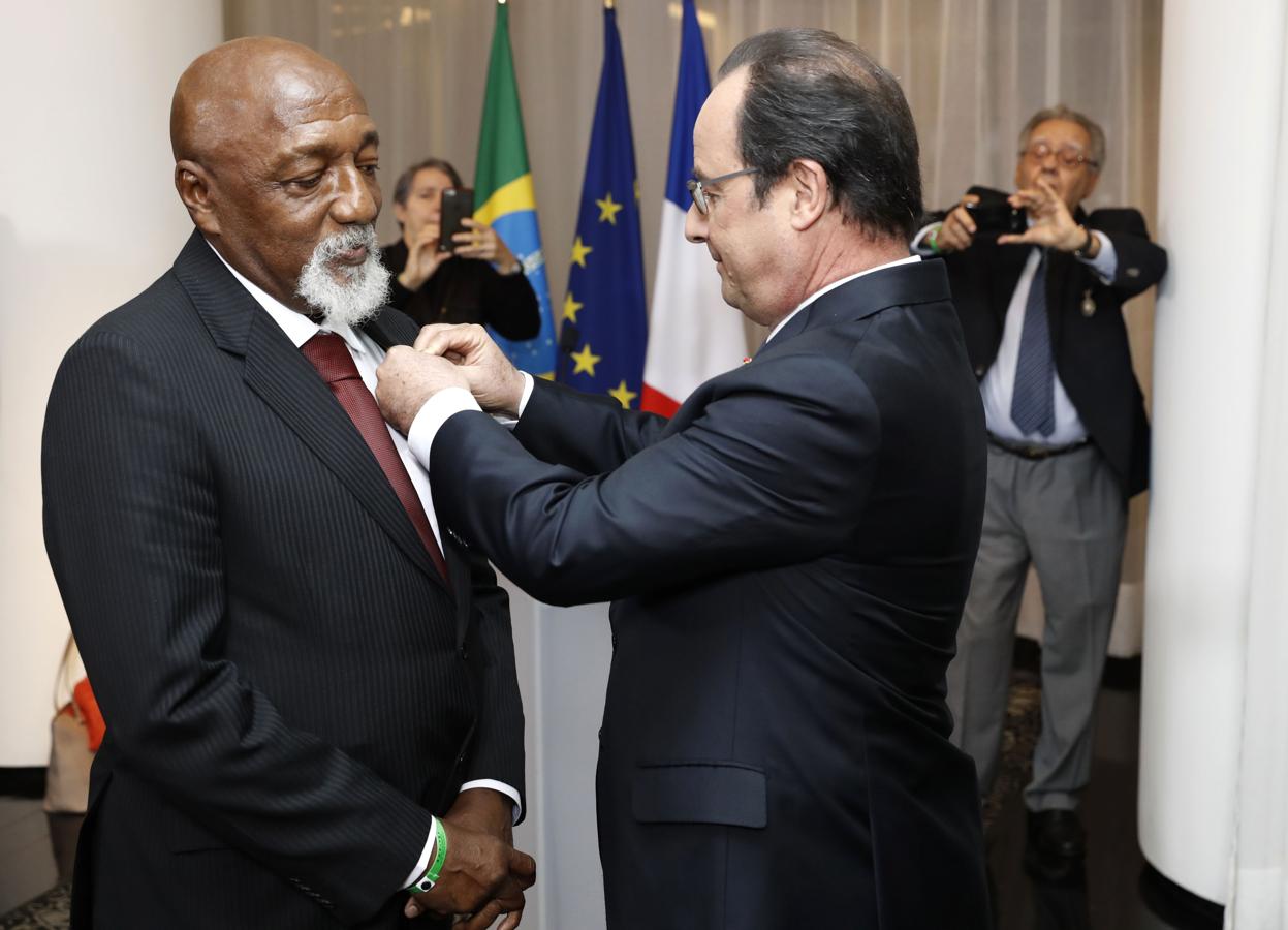 Merecido reconocimiento. El presidente francés reconoce al exjugador Paulo Cesar Caju con la insignia de la Orden de la Legión de Honor aprovechando su presencia en Río