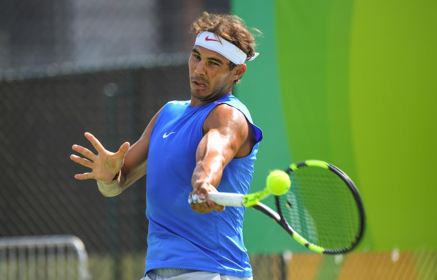 Entrenamiento con normalidad. El tenista español Rafa Nadal parece entrenarse sin demasiadas molestias y con muchas ganas de llevar la bandera española