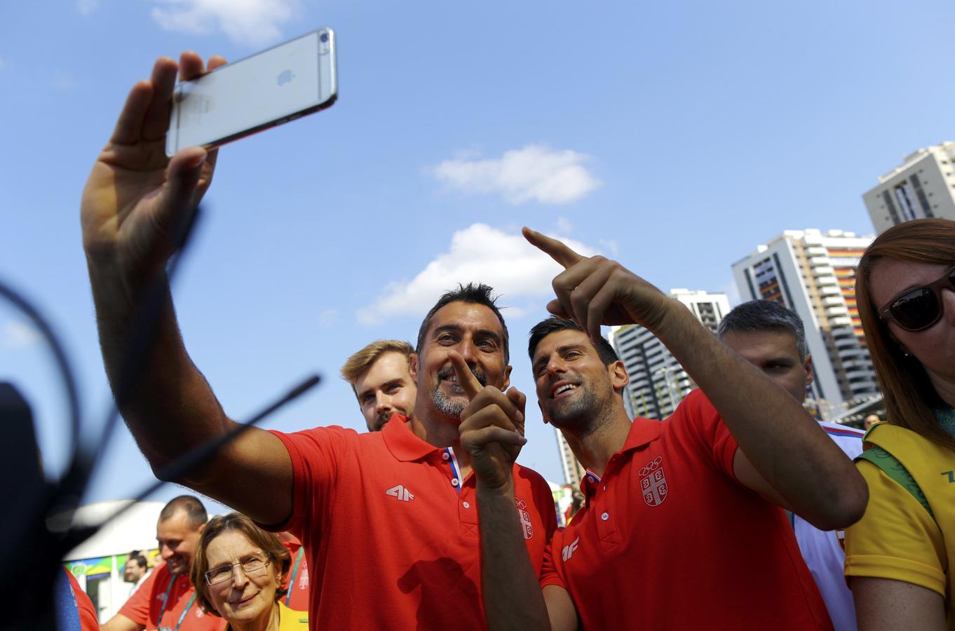 Momento «selfie». Ni Novak Djokovic deja pasar la mínima oportunidad para dejar constancia del sueño olímpico