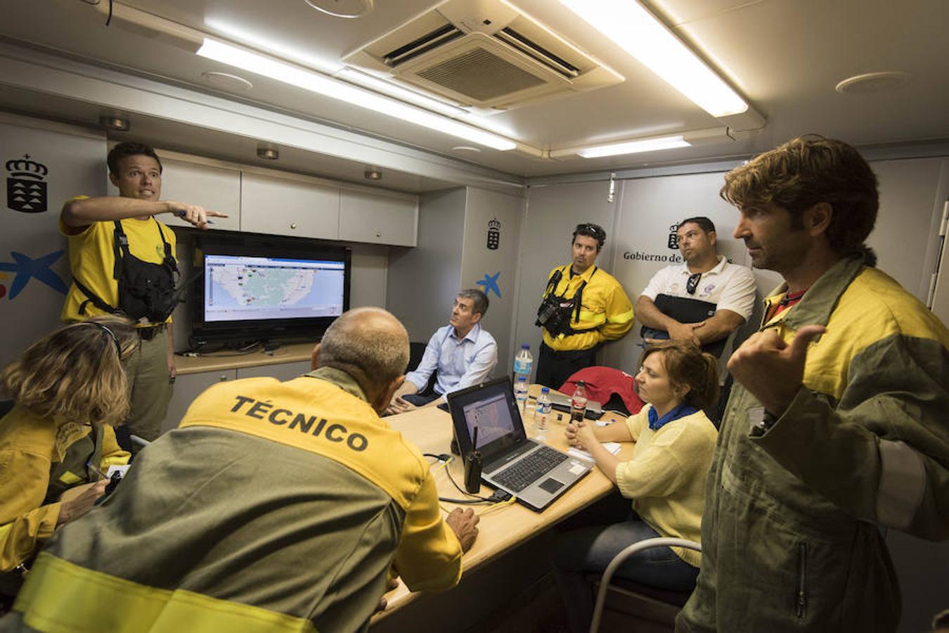 El Consorcio de Bomberos de Tenerife se ha sumado al equipo de extinción del incendio de La Palma con 19 efectivos. 