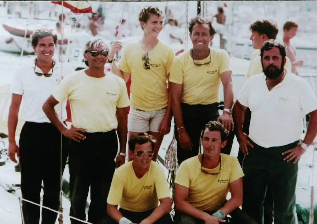 La tripulación del Sirius II estaba compuesta por José María Dávila, Juan Carlos y Felipe Rodríguez Toubes, Mario Palao (de pie); Isidro Martí y Pedro Perelló (sentados)