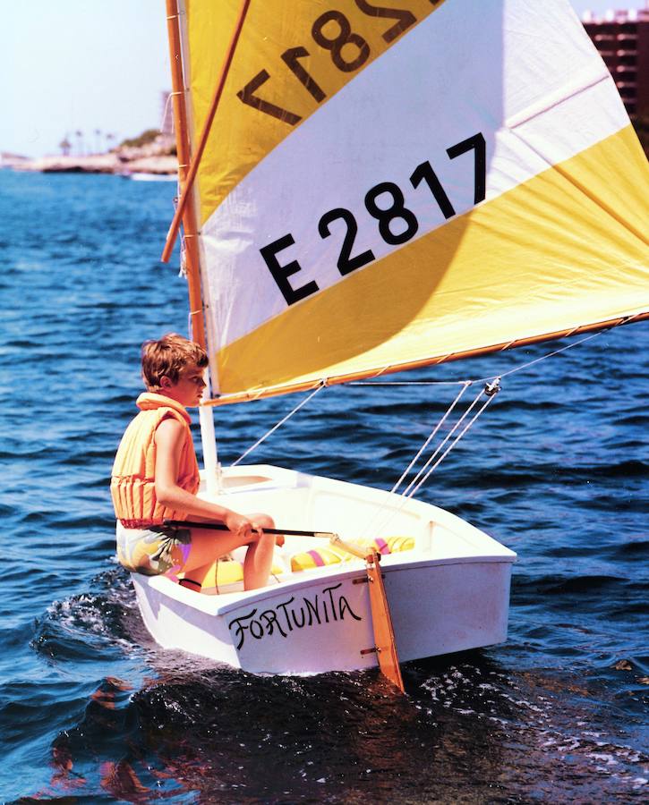 Siendo ya Príncipe de Asturias, Don Felipe mostró desde joven su afición a la vela. En la imagen, un verano en Mallorca navegando en el snipe «Fortunita». 