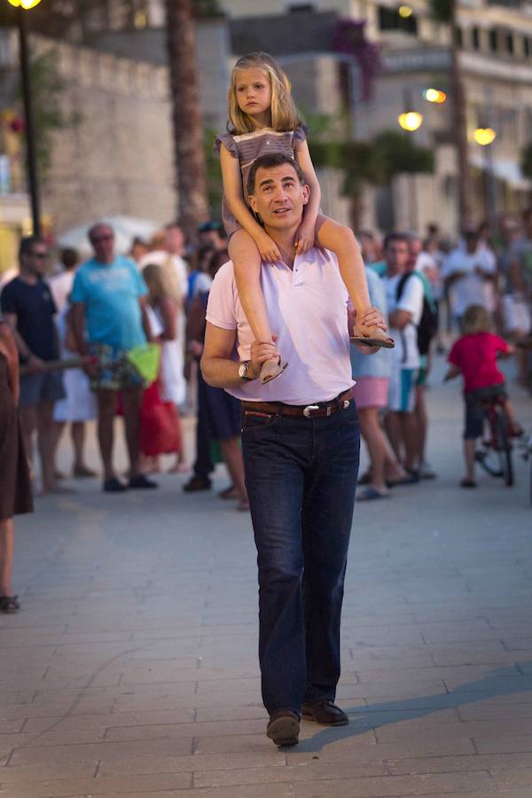Cada verano en Mallorca, Felipe VI muestra una imagen más informal junto a su familia. La imagen, de 2012. 