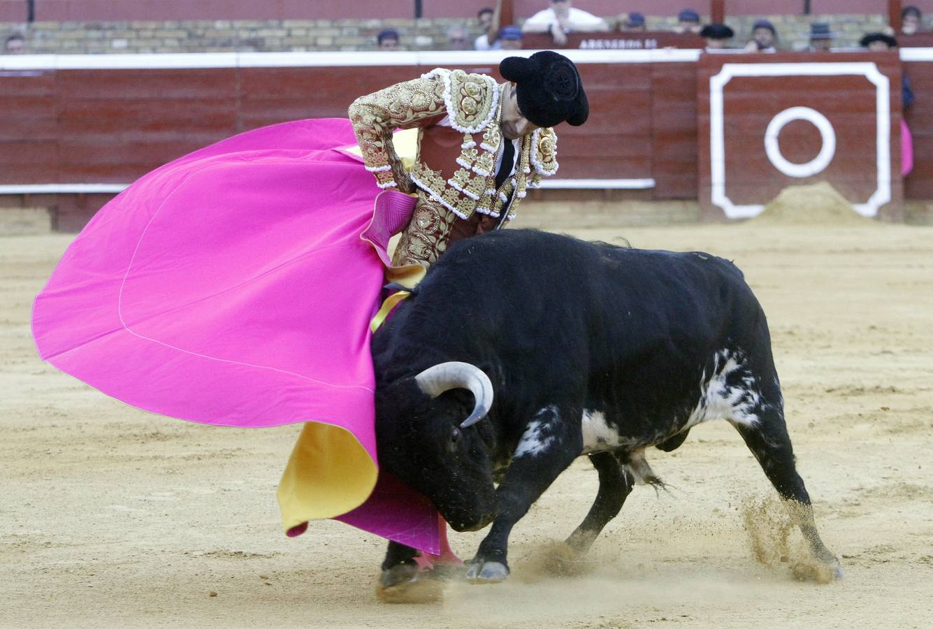 José Tomás remata el saludo a su primer toro. 