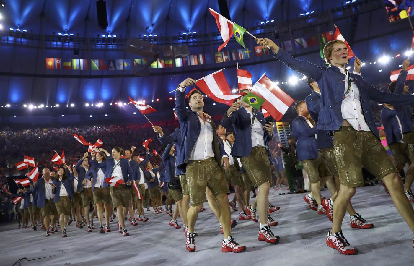 La delegación austríaca durante su entrada al escenario. 