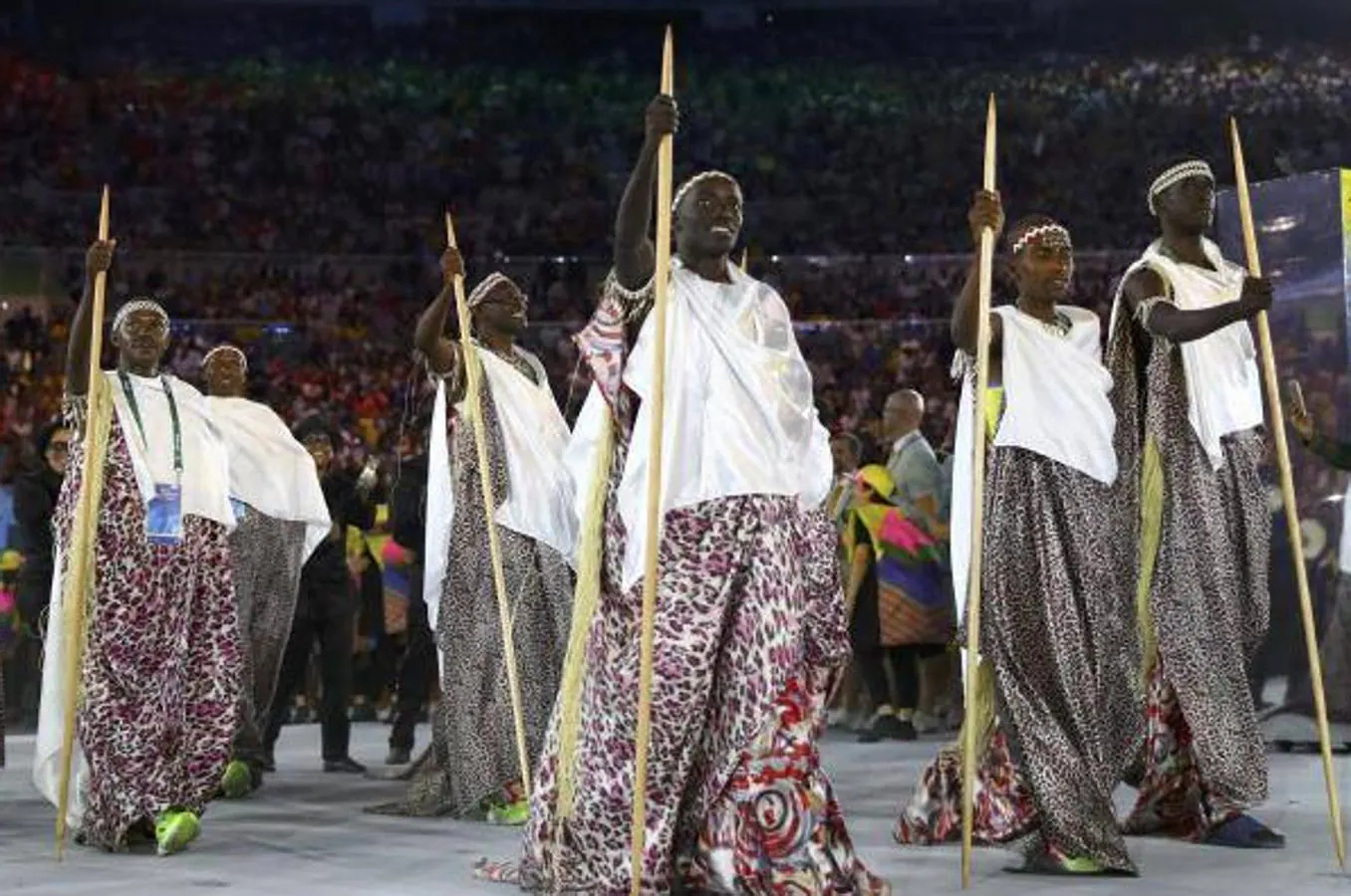 Burundi, un guiño a su tierra. Los atletas de este pequeño país africano han lucido durante la ceremonia inaugural coloridas vestimentas, representativas de la tierra. El toque original lo aportaba su calzado, unas zapatillas deportivas en color verde menta.