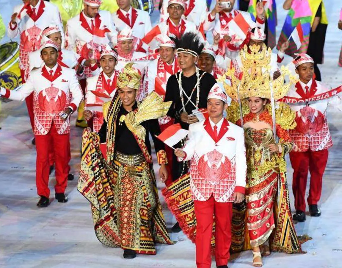 Indonesia, el más es menos. La delegación indonesa escogió un uniforme blanco y rojo. Por si no fuese poco, sus chaquetas estaban estampadas con un gran grabado de un ave en el centro .