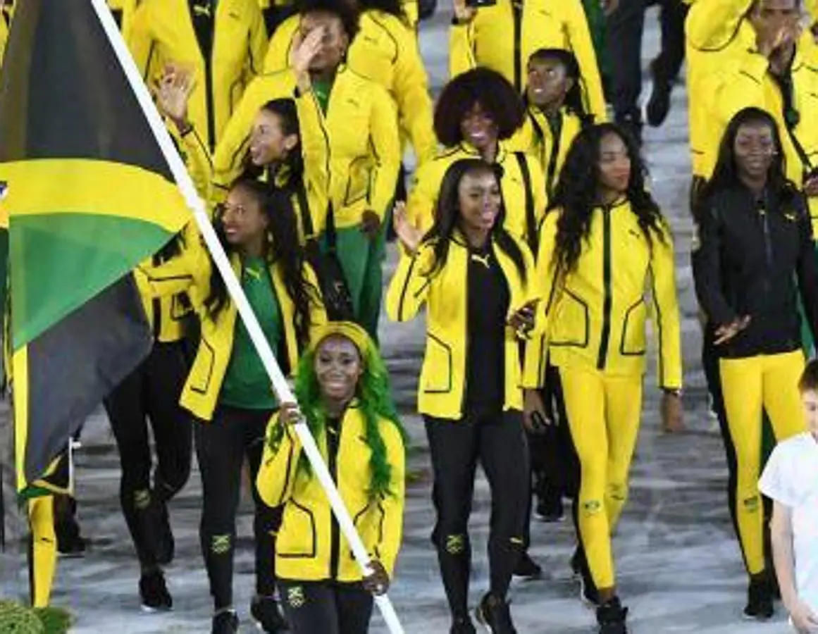 Jamaica hasta en el pelo. Los deportistas lucieron una equipación deportiva en verde, negro y amarillo, colores de su bandera, pero el verdadero color lo lució su abanderada Shelly-Ann Fraser-Pryce y su pelo amarillo y verde.
