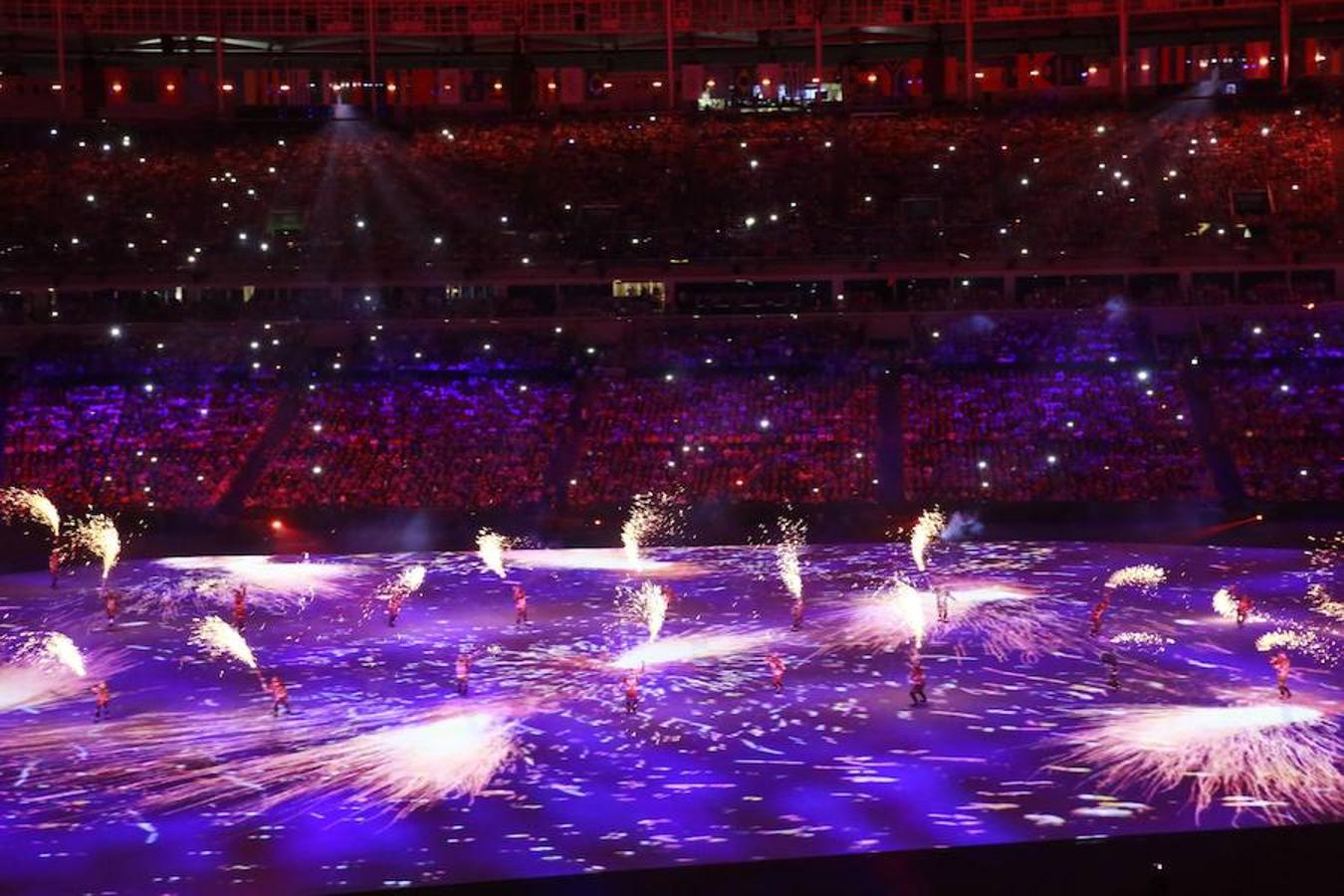 Mientras las delegaciones se preparaban se hizo un espetáculo de baile con bengalas. 