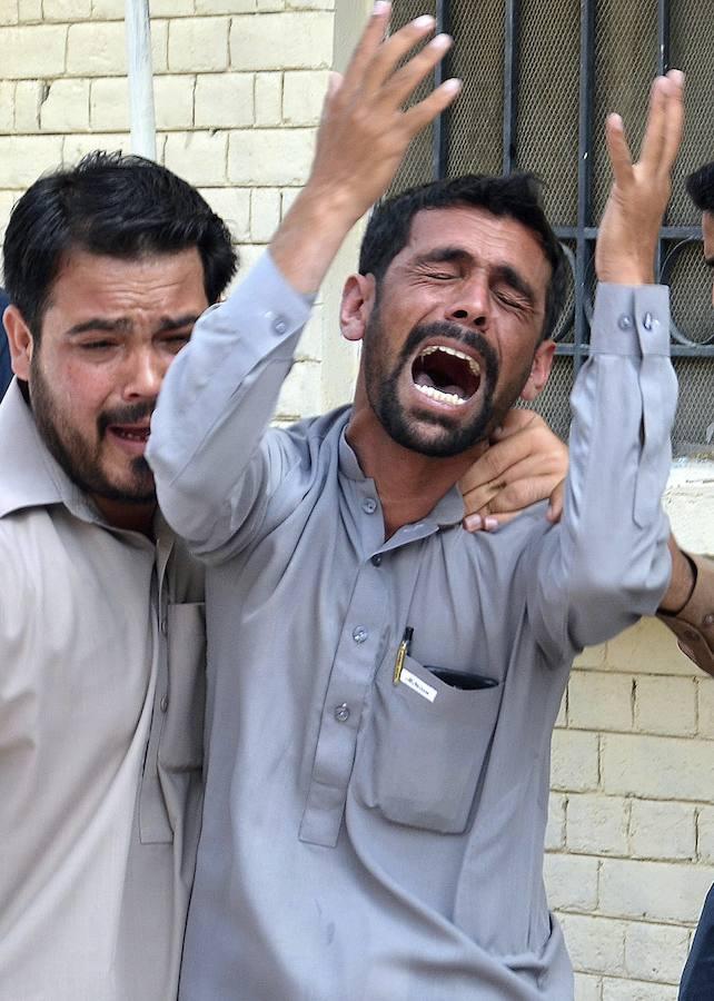 El hombre de la imagen llora tras conocer que ha perdido a un ser querido en el atentado. 