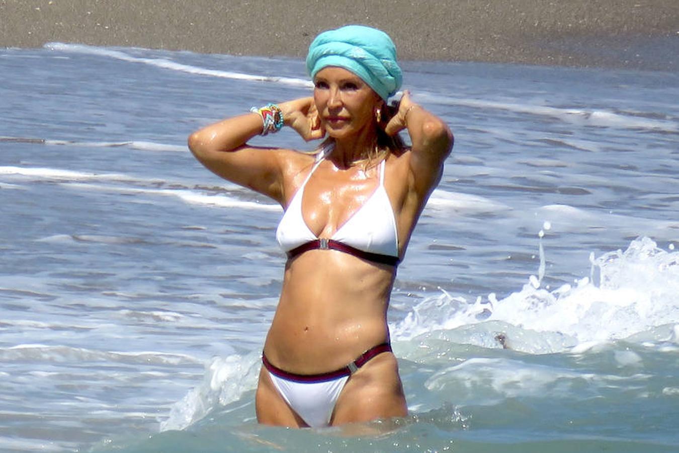 Carmen Lomana no deja de sorprender durante sus vacaciones en Marbella