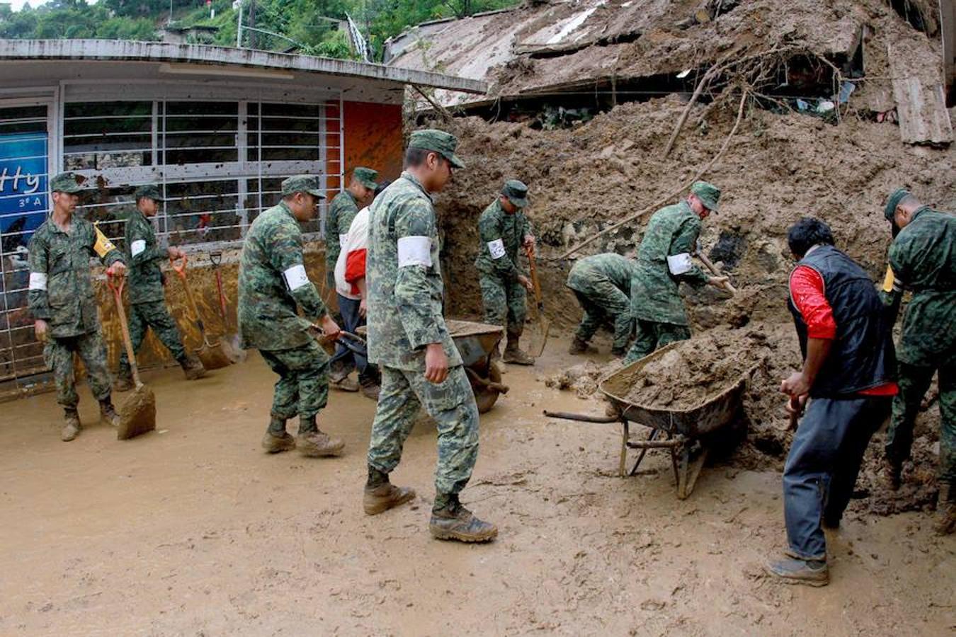 Operarios trabajan para combatir los efectos del huracán Earl. AFP