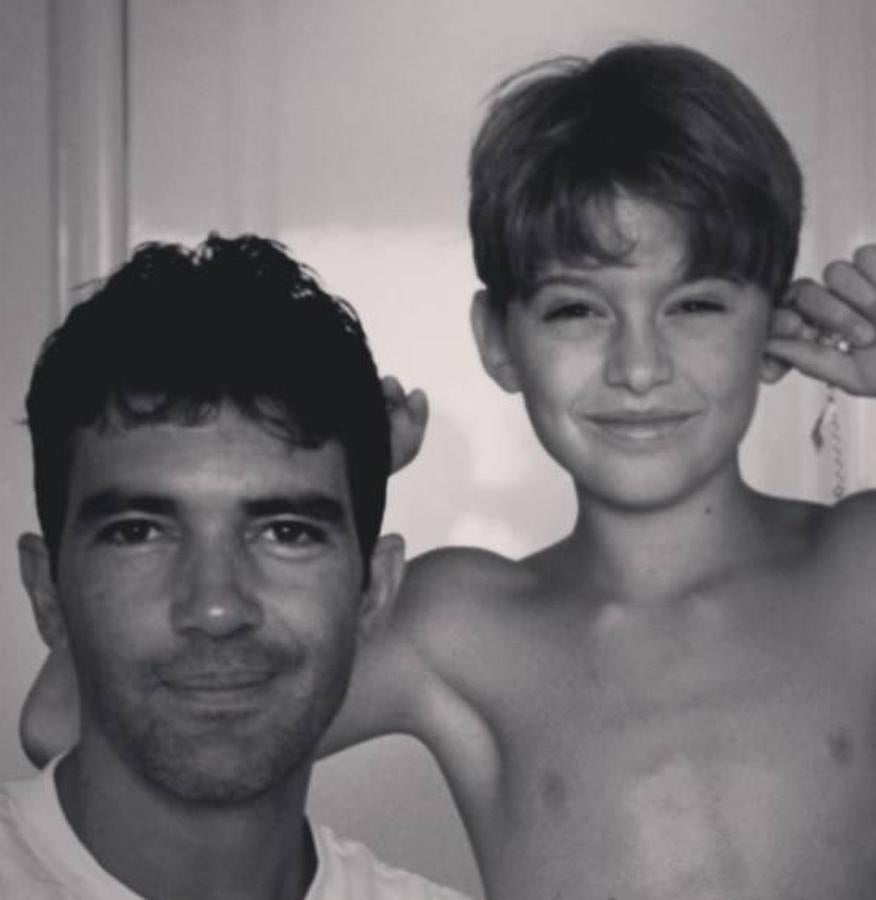 Los dos chicos de su vida. En su propio cumpleaños no ha podido olvidar los buenos momentos junto al actor español, y ha compartido esta publicación en la que aparece junto a su hijo Alexander en 1995.