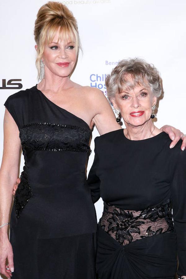 Siempre junto a su familia. Melanie es una mujer que siempre tiene presente a toda su familia. Este mismo año, su madre, Tippi Hedren, la acompañó a los premios Hollywood Beauty 2016.