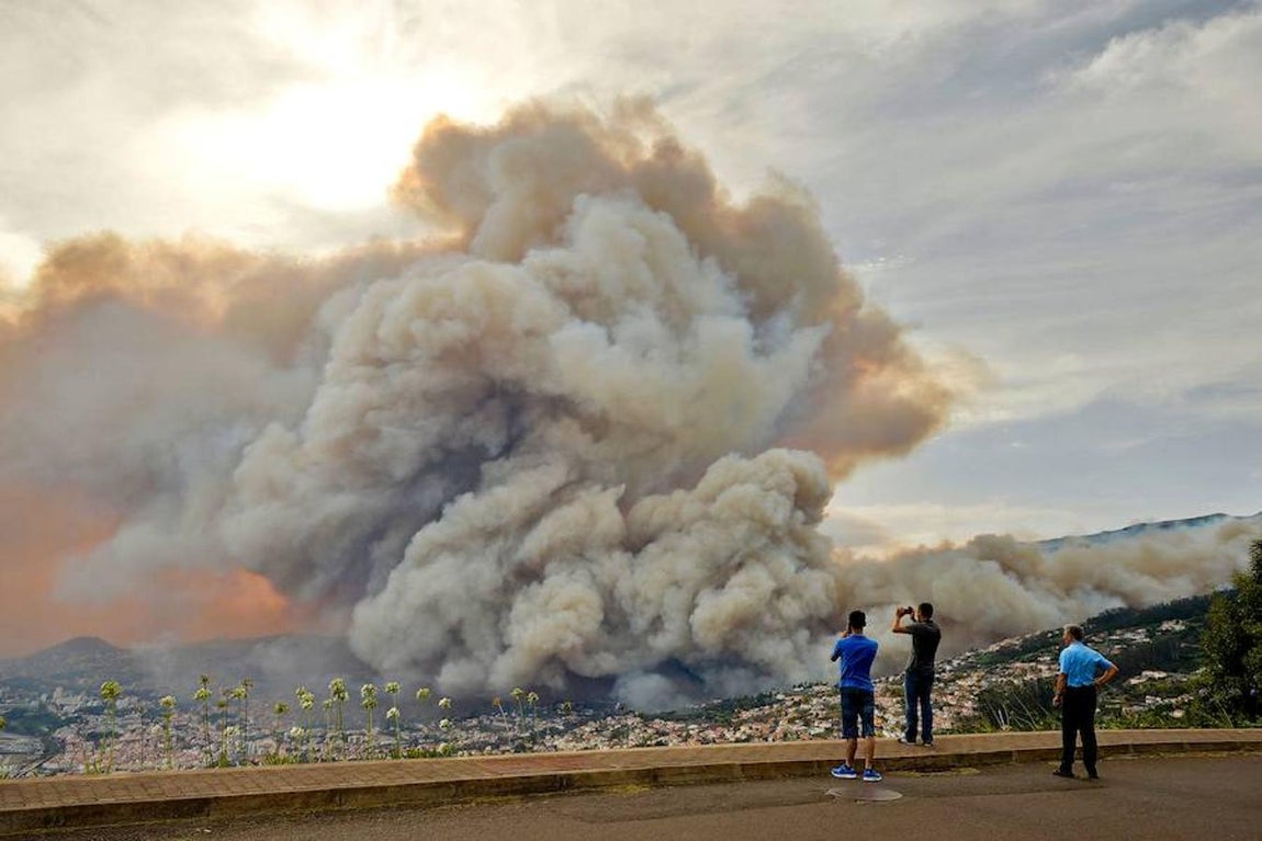 Imágenes de los terribles incendios que están arrasando la portuguesa isla de Madeira
