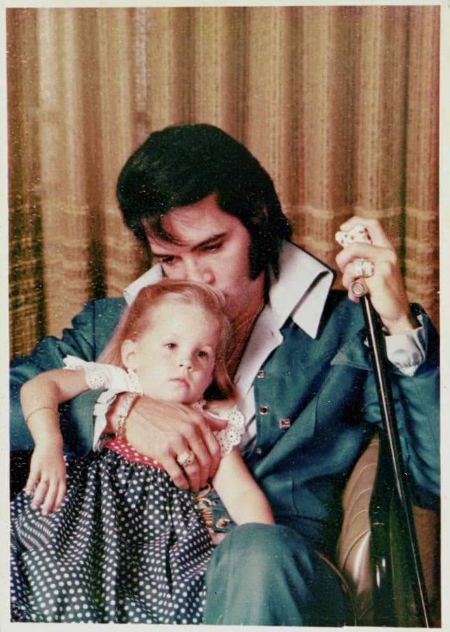 Elvis, con su hija Lisa Marie, en 1971. La hija del cantante guarda un innegable parecido con su padre