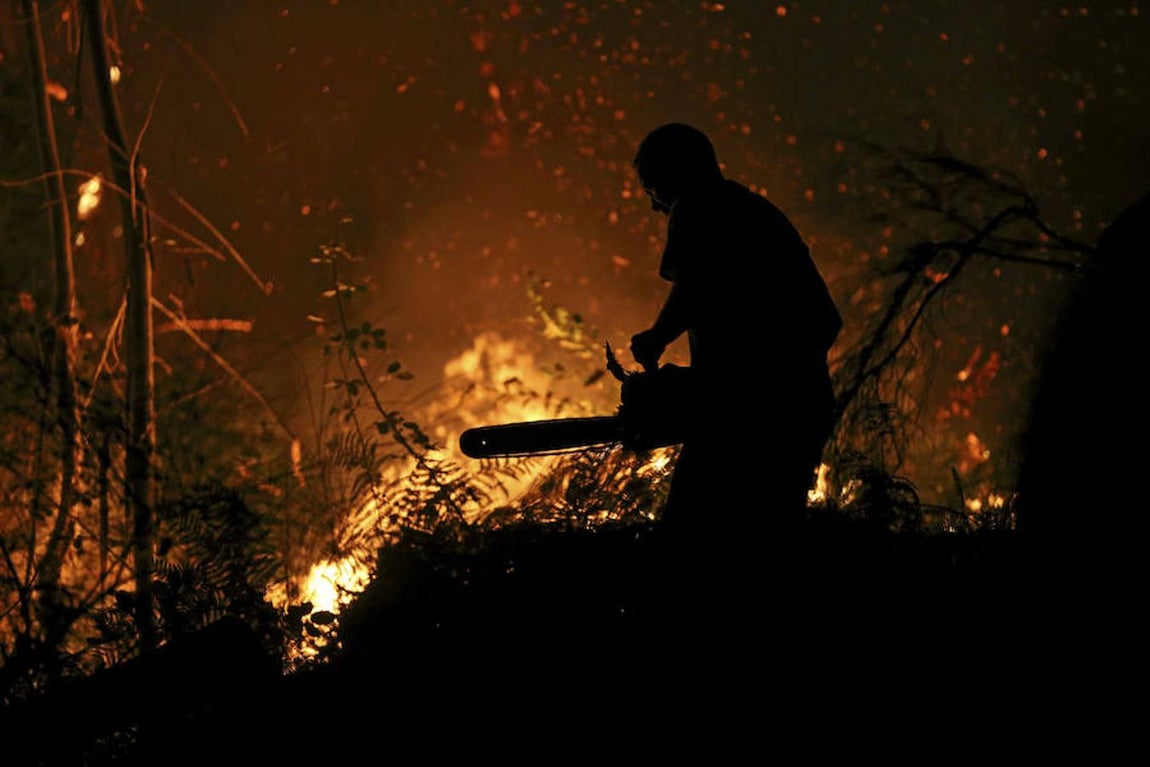 Los vecinos de Arbo han luchado durante toda la noche contra el fuego. 