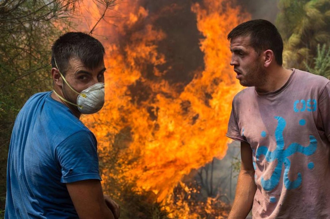 Los vecinos de Arbo han luchado durante toda la noche contra el fuego. 