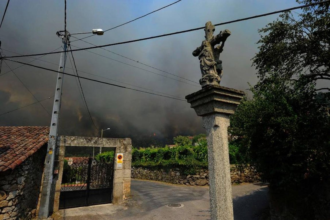 La columna de humo se puede apreciar desde la propia localidad. 