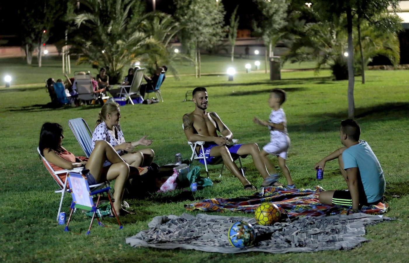 En imágenes, un solaz de frescor junto al río