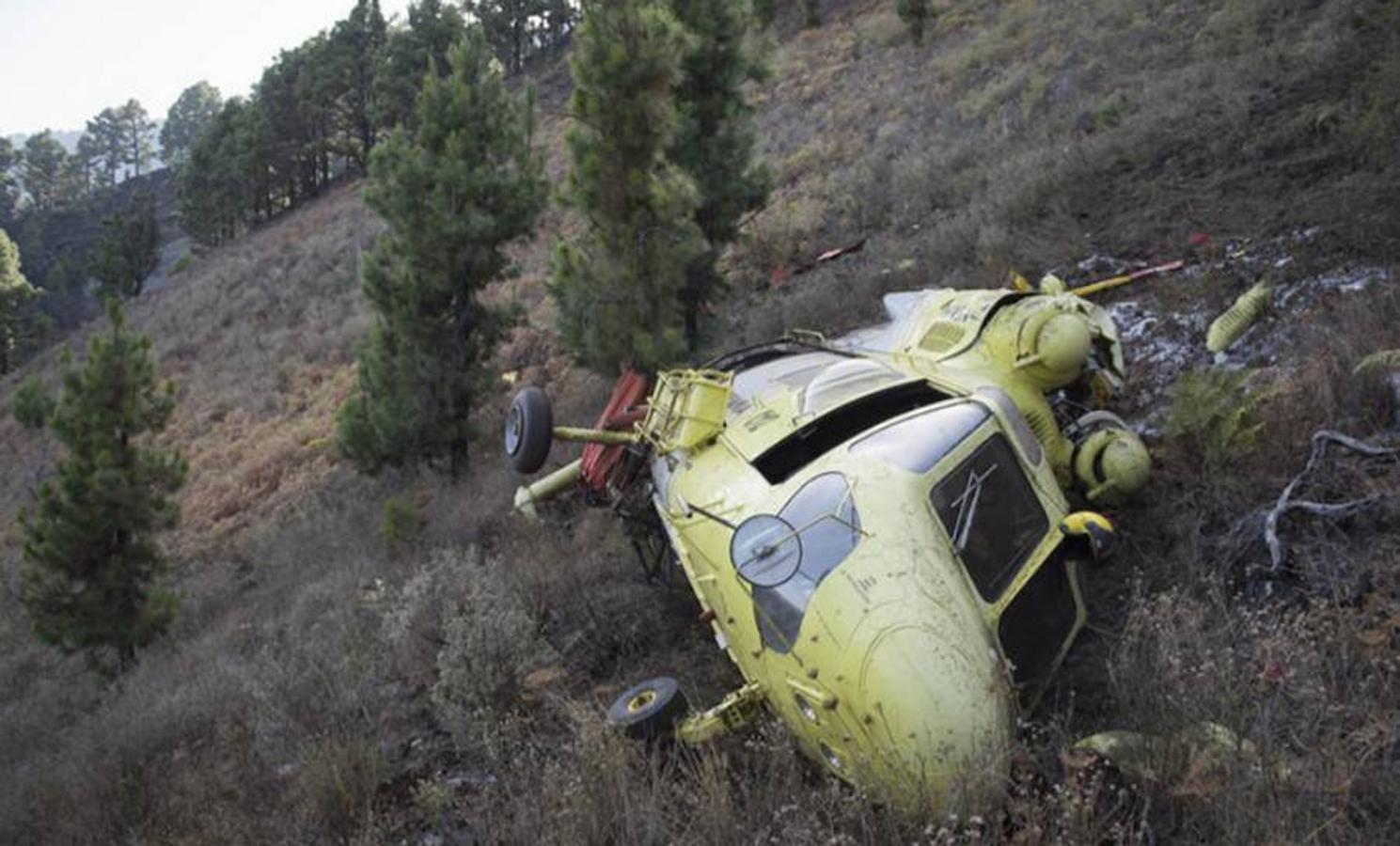 Imagen del helicóptero del Ministerio de Medio Ambiente que esta tarde se ha estrellado en los montes de Mazo mientras trabajaba en la extinción del incendio de La Palma. 