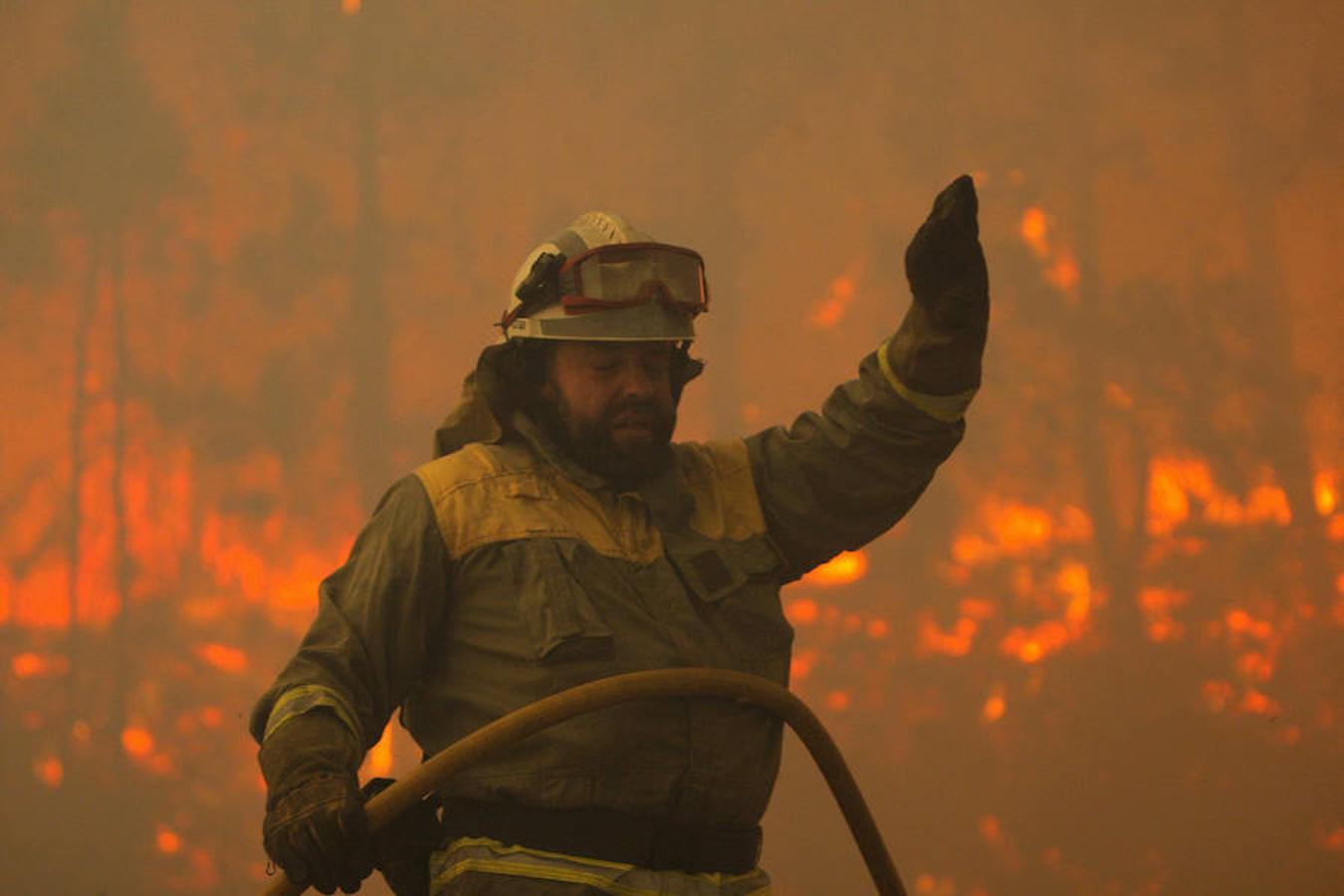 Un brigadista de las cuadrillas contraincendios durante las labores de extinción del incendio forestal registrado en el ayuntamiento de Santiago de Compostela, en la parroquia de Santa Cristina de Fecha. 