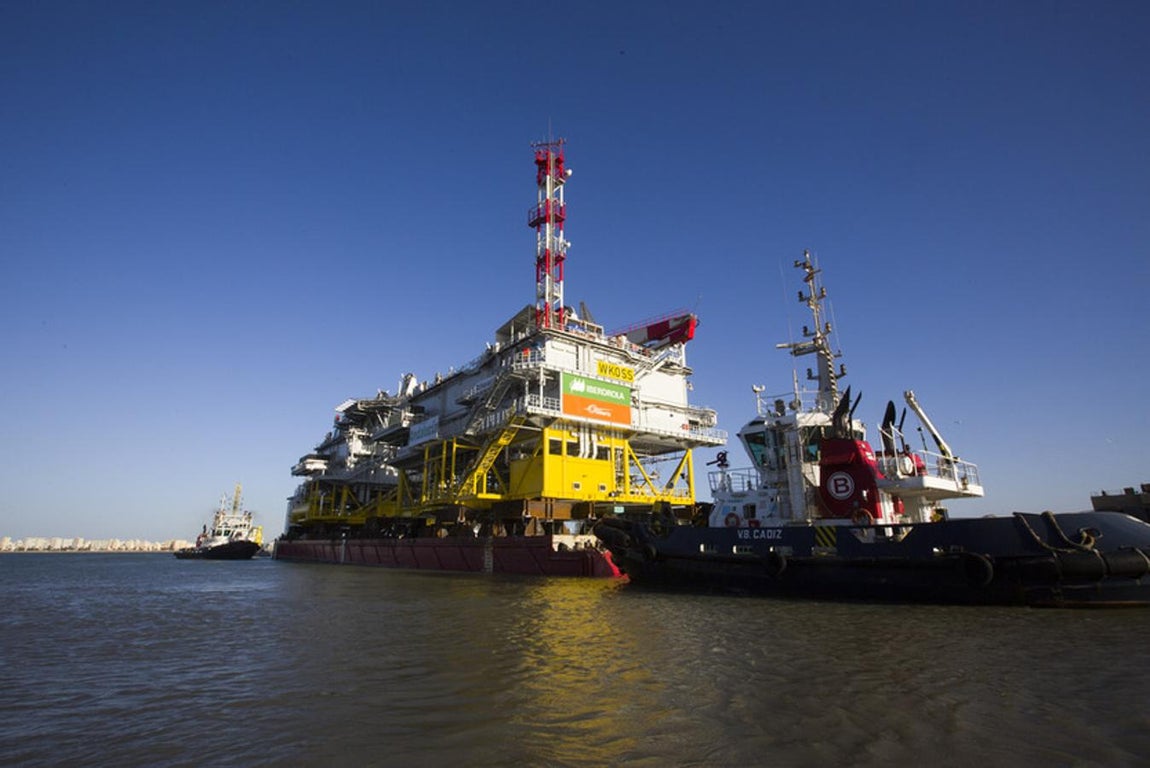 La plataforma de Iberdrola parte hacia el parque eólico marino Wikinger
