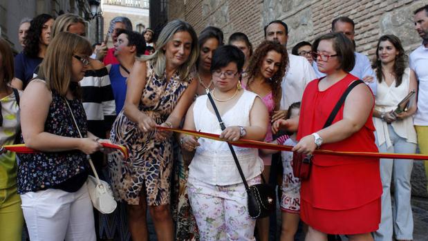 La alcaldesa de Toledo corta la cinta junto a miembros de Down Toledo