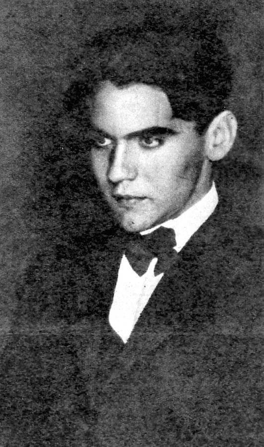 Federico García Lorca escribió tanto poesía como teatro, si embargo, durante sus últimos años se dedicó tan solo al teatro, participando también en la escenificación y el montaje. 