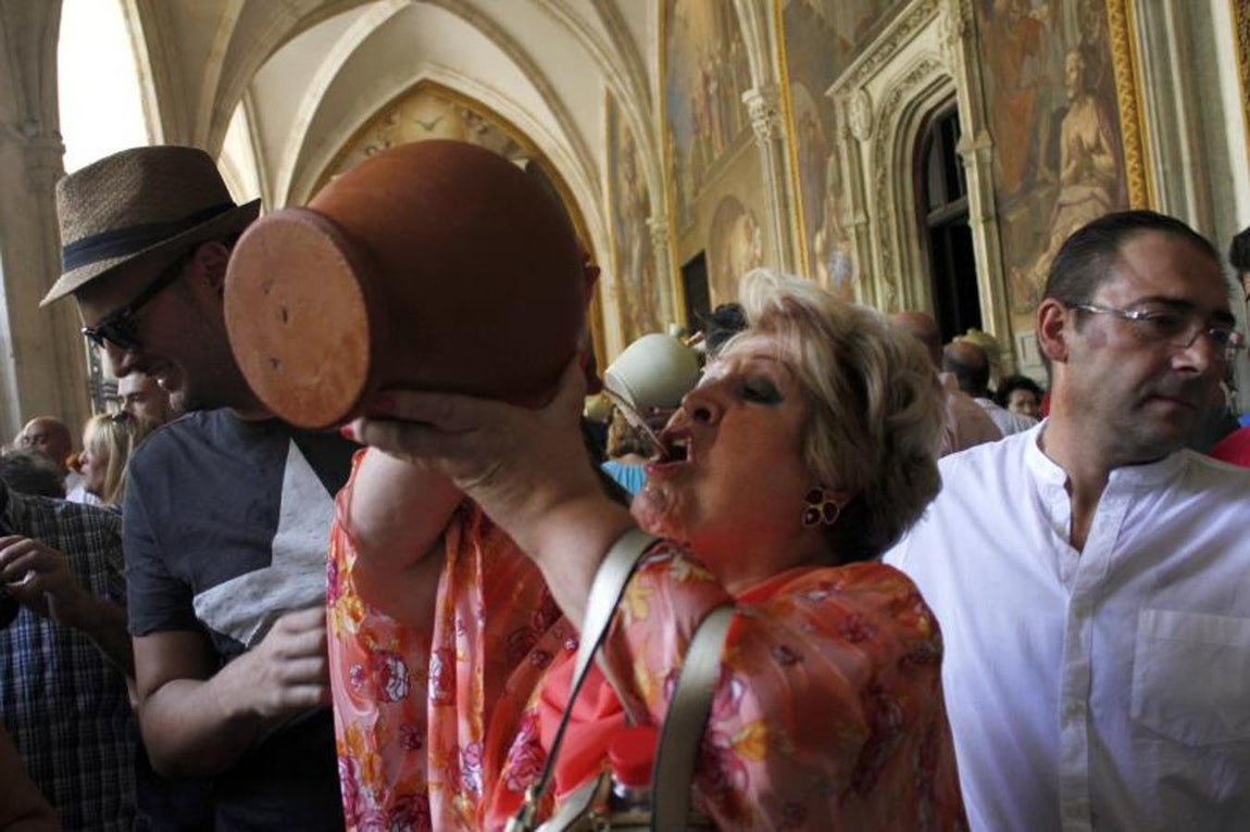 Cientos de toledanos bebieron el agua de la Virgen