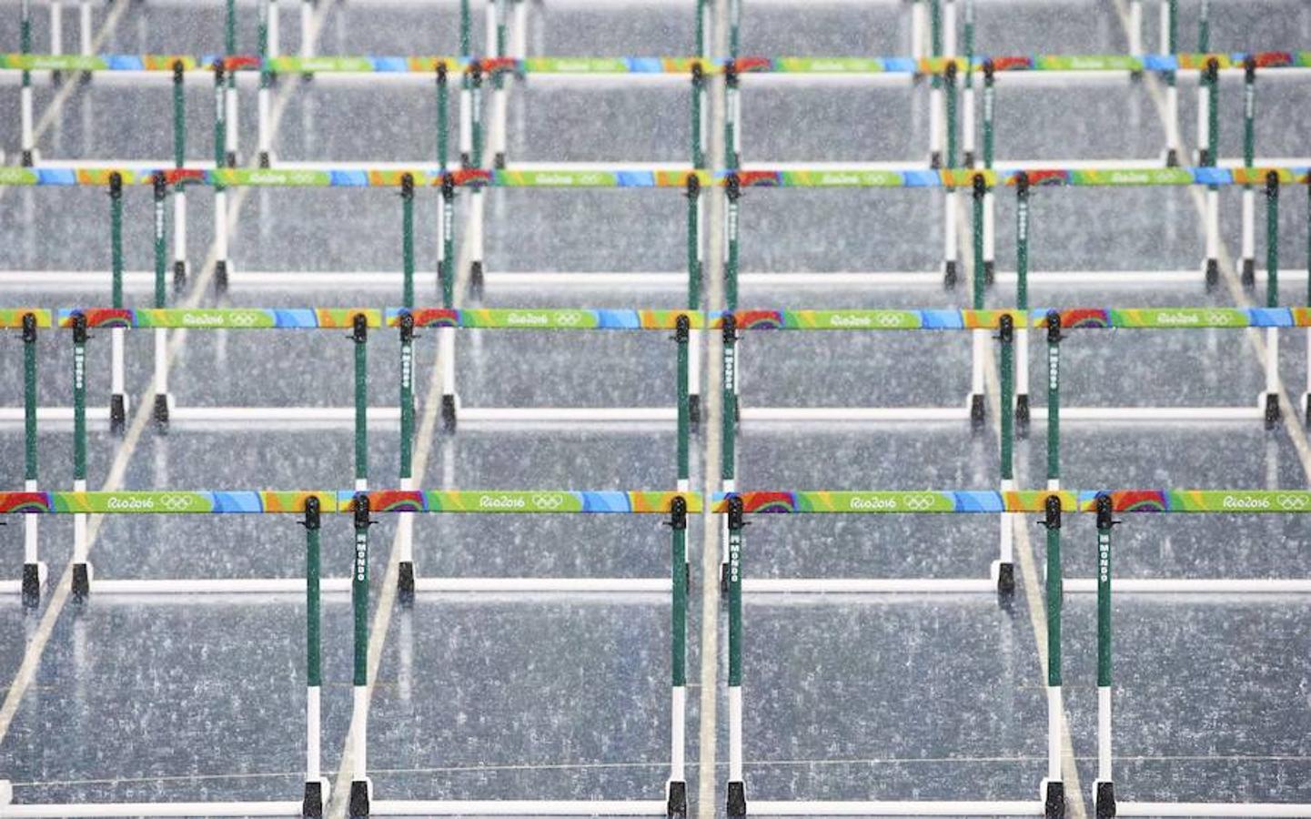 Atletismo. La lluvia obligó a detener la jornada en el estadio olímpico ya que era imposible competir en esas condiciones