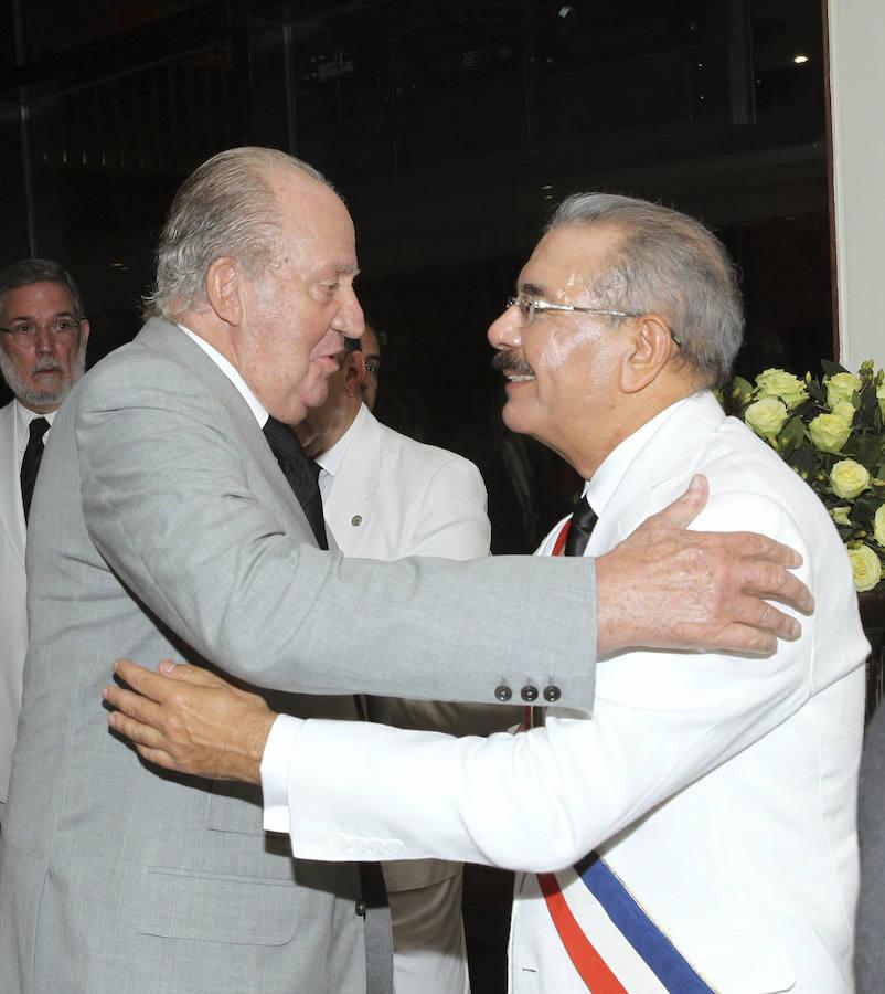 Don Juan Carlos felicita al presidente de República Dominicana, Danilo Medina. 