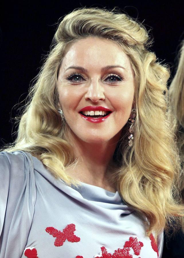 Madonna además de cantar sabe tocar la guitarra y la percusión. 