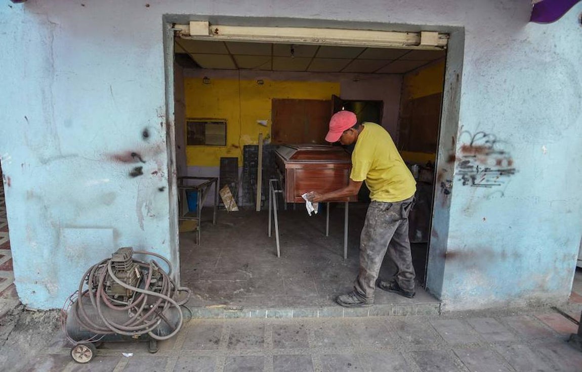 La escasez de materias primas y el alto coste de las inhumaciones está haciendo que muchos empiecen a optar por la cremación, informó AFP. 