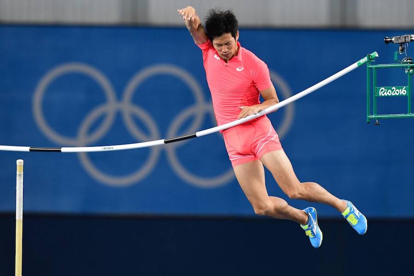 La hazaña deportiva más viral. El japonés Hiroki Ogita ha protagonizado una de las hazañas más virales durante el salto con pértiga. Tras ejecutar un pase perfecto el japones tuvo la mala suerte de golpear el poste con su pene, provocando que este cayera al suelo. A los pocos minutos de pasarse la reposición ya se había convertido en viral.