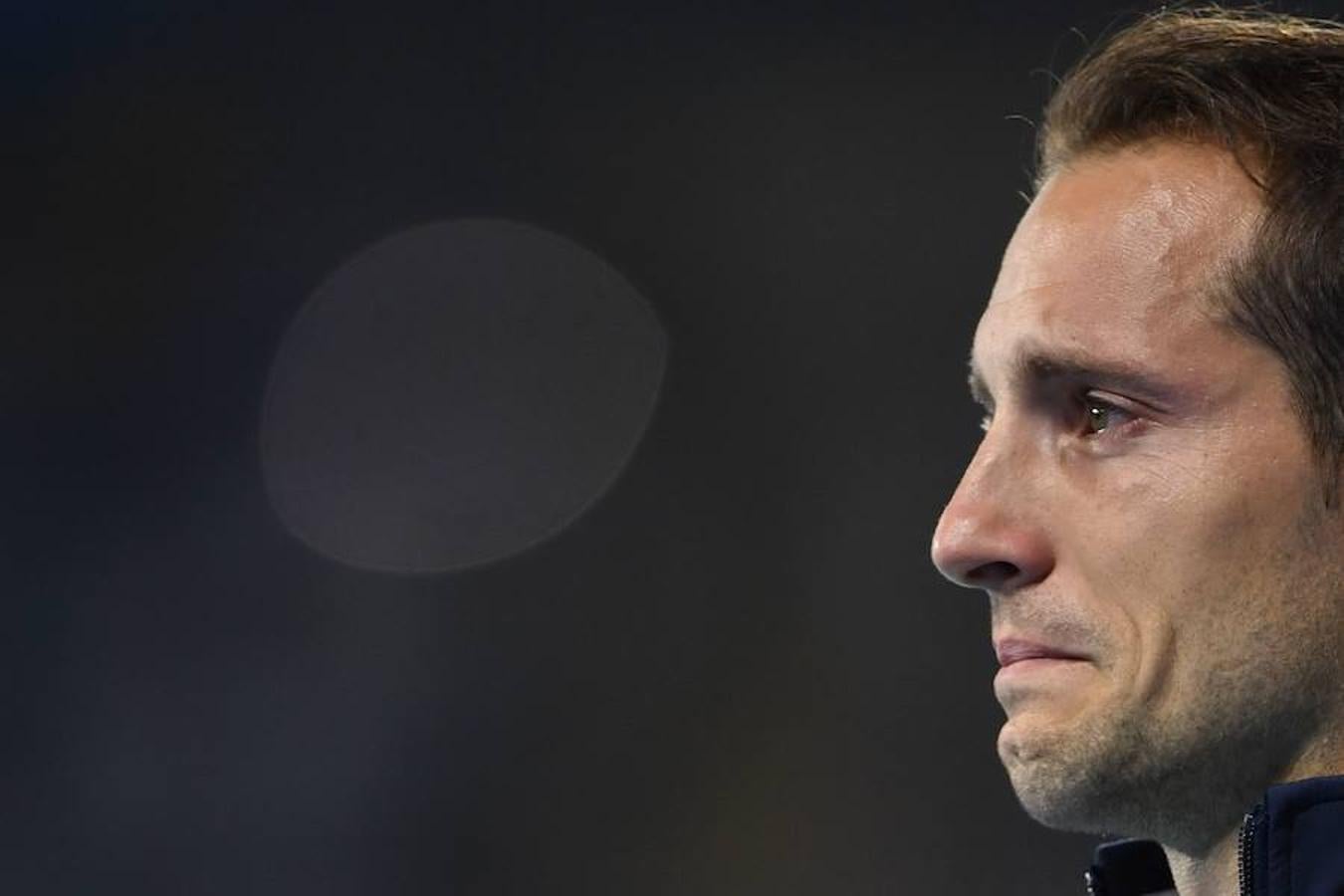 La entereza de Lavillenie. El pertiguista Renaud Lavillenie aguantó el chaparrón que, durante el desarrollo de las finales, tuvo que soportar de la mayoritaria grada brasileña. Pitidos, silbdos y abucheos. Incluso cuando subió al podio para recoger la plata, superado por el brasileño da Silva, tuvo que aguantar el vergonzoso espectáculo. Al final, mientras sonaba el himno brasileño por el oro, no puedo evitar llorar, de pie y sin alterar el gesto. Como un verdadero deportista.