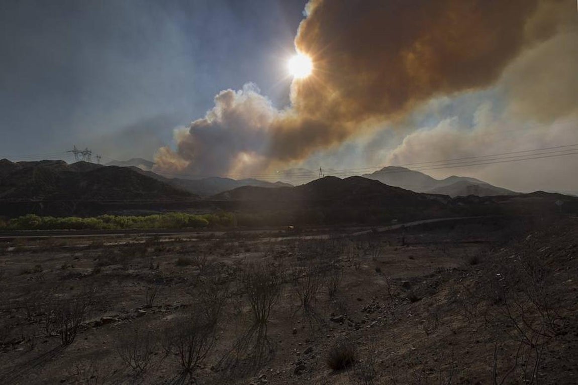 El lento avance de los bomberos para sofocar el descontrolado incendio de California