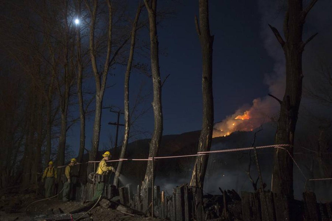 El lento avance de los bomberos para sofocar el descontrolado incendio de California