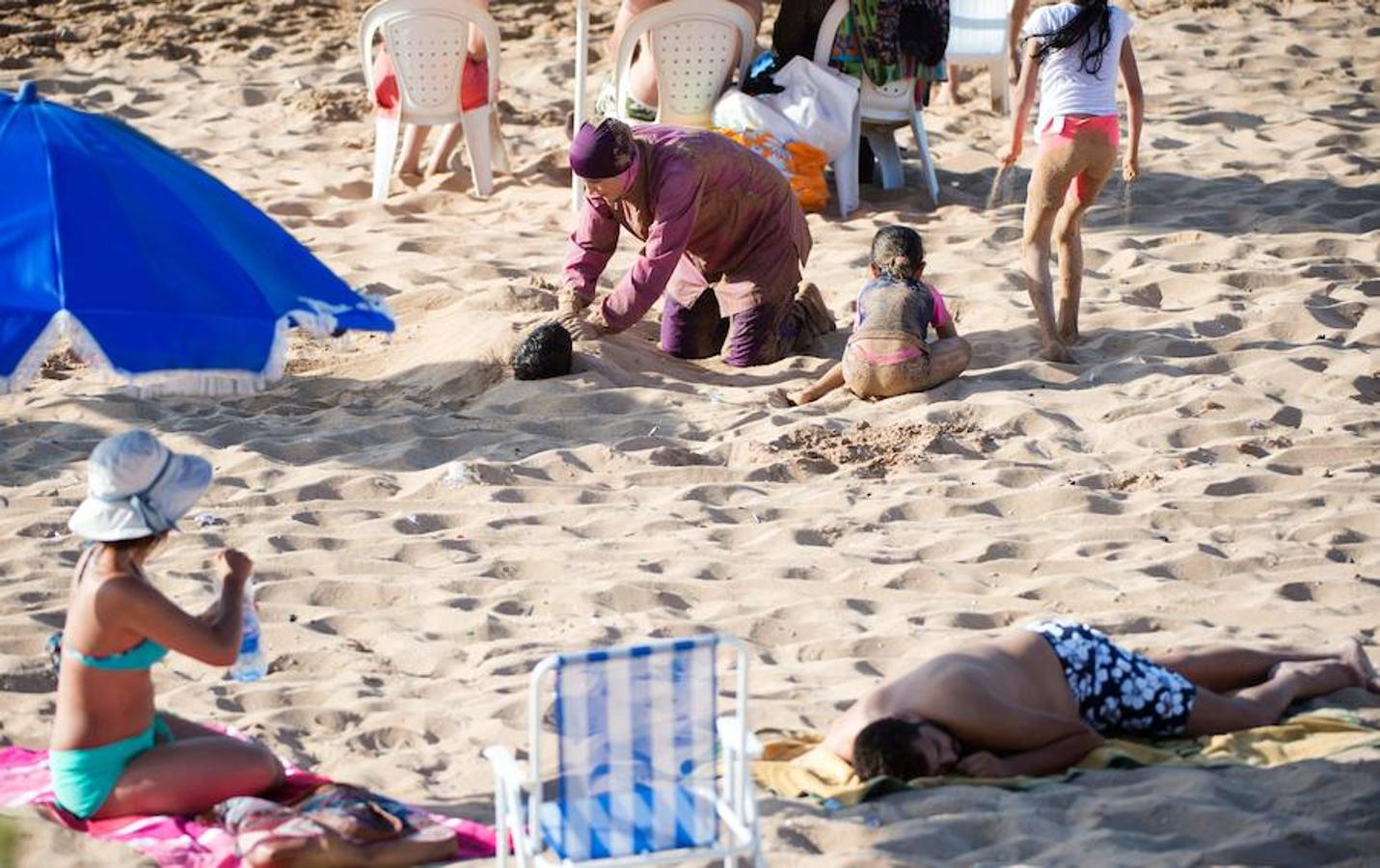 Mujeres tapadas hasta arriba en las playas de Marruecos