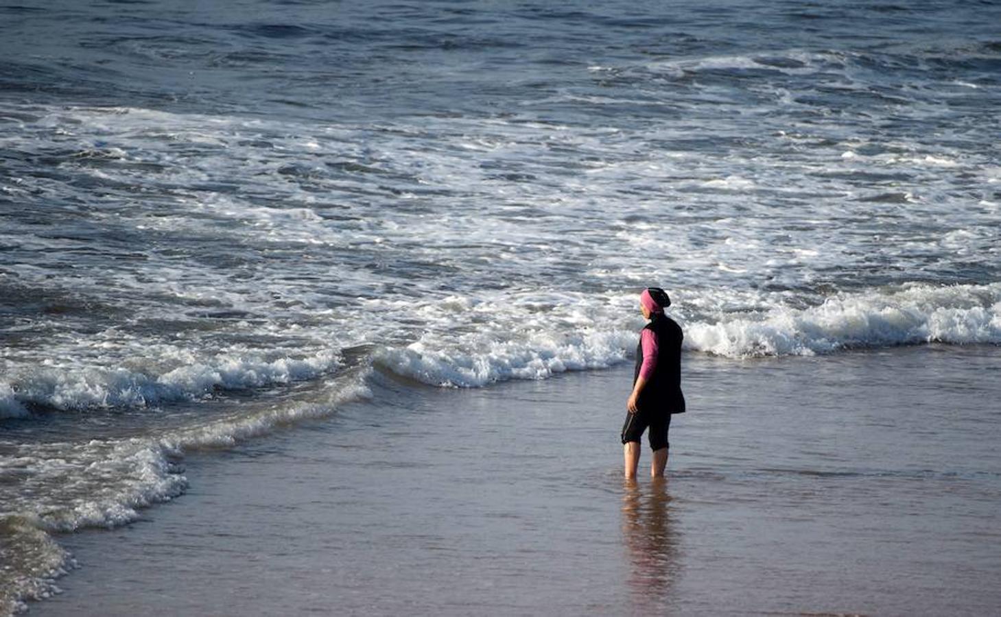 Mujeres tapadas hasta arriba en las playas de Marruecos