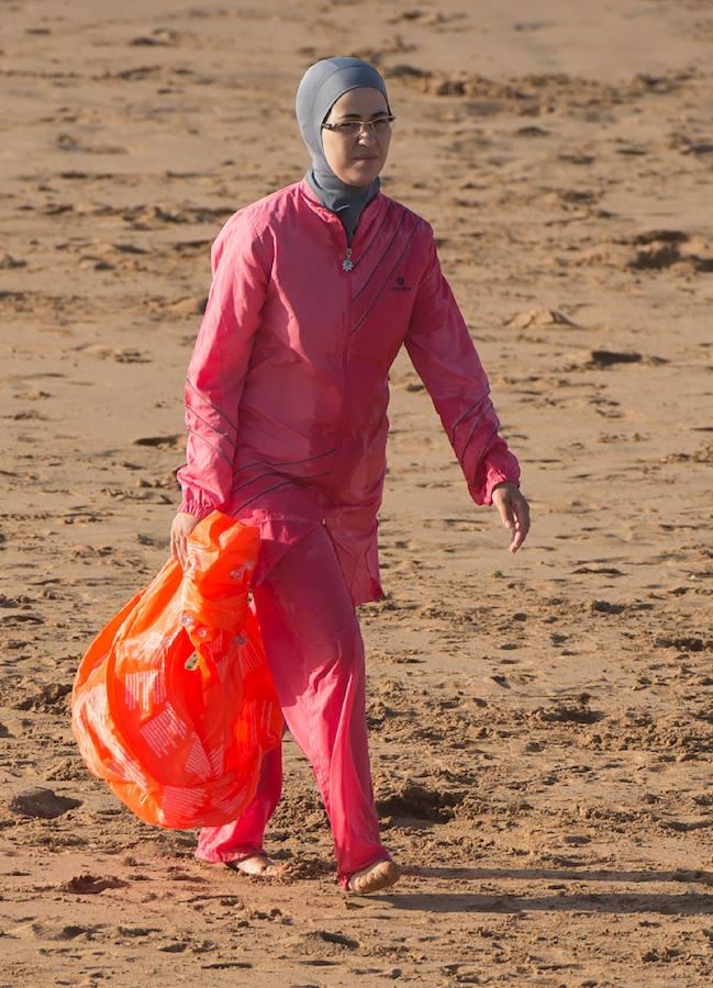 Mujeres tapadas hasta arriba en las playas de Marruecos