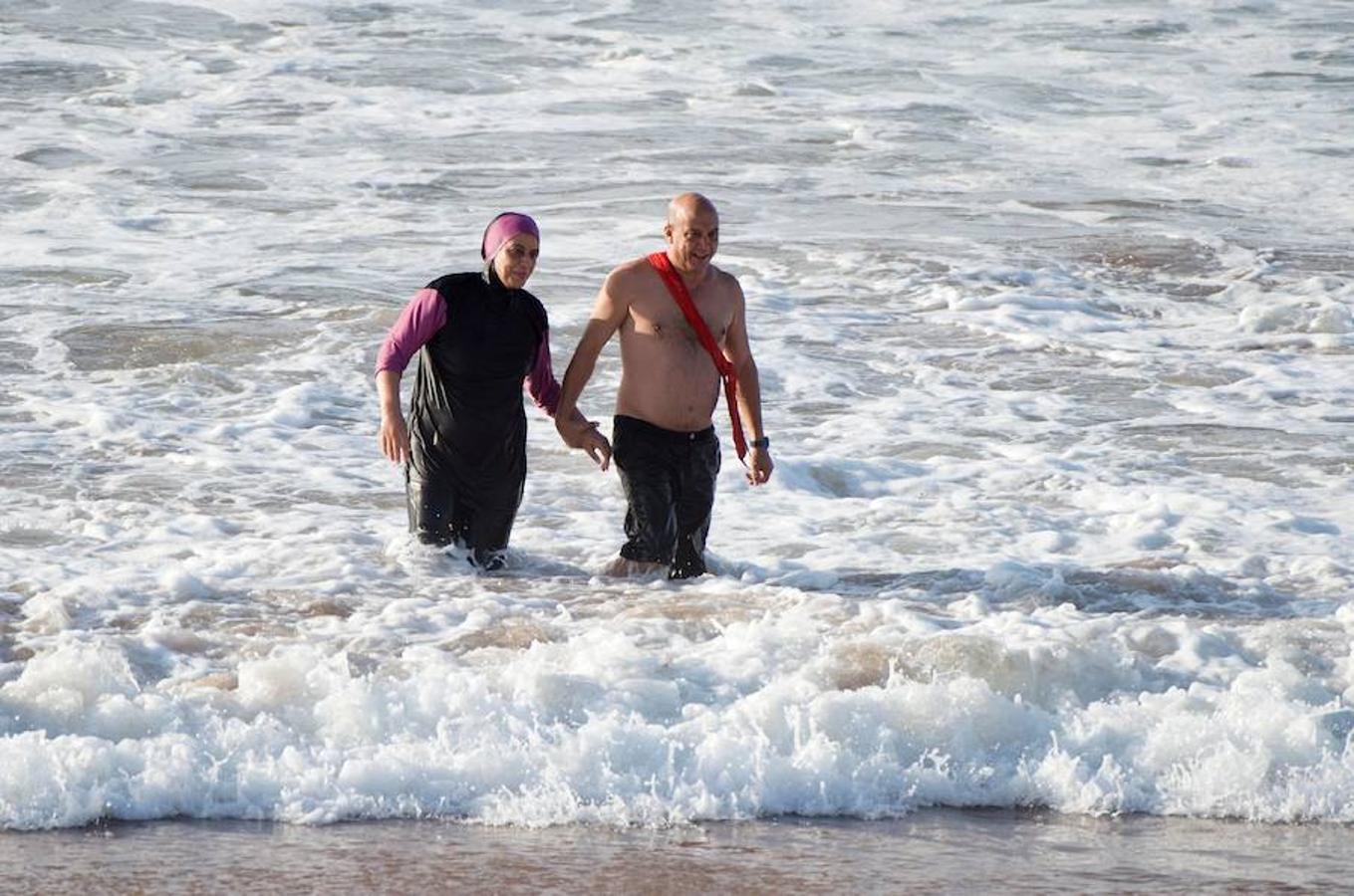 Mujeres tapadas hasta arriba en las playas de Marruecos