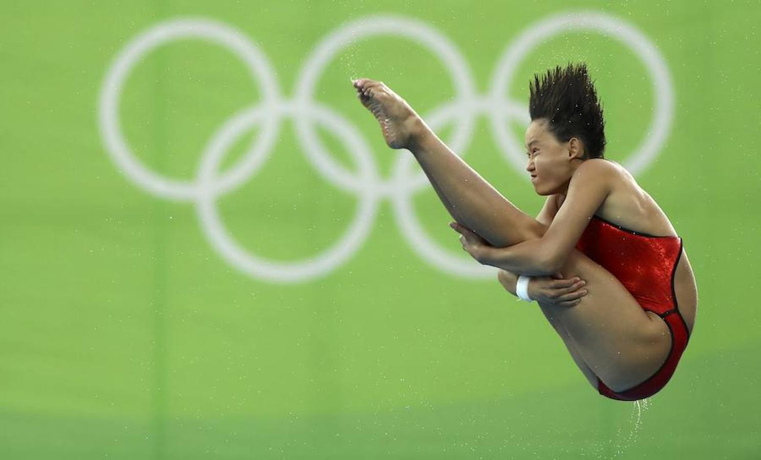 Dominio chino. Eso es lo que son casi todas las disciplinas de gimnasia. El gigante asiático es una potencia en este campo y aunque no consigue todas las medallas sus deportistas presionan y muy fuerte al resto. En la foto, Ren Qian gana el oro en los saltos de 10 metros desde plataforma. Su compañera, Si Yajie, consiguió la plata en la misma competición.