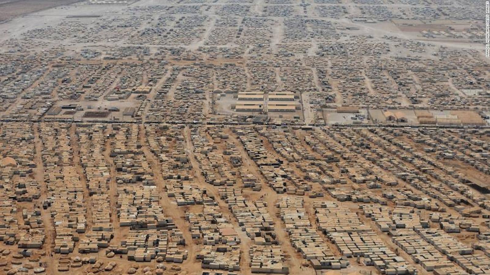 El campo de Zaatari, en Jordania, es uno de los más grandes del mundo acoge a cerca de 80.000 refugiados sirios, segun Oxfam. La mitad de la población del campo es menor de 18 años 