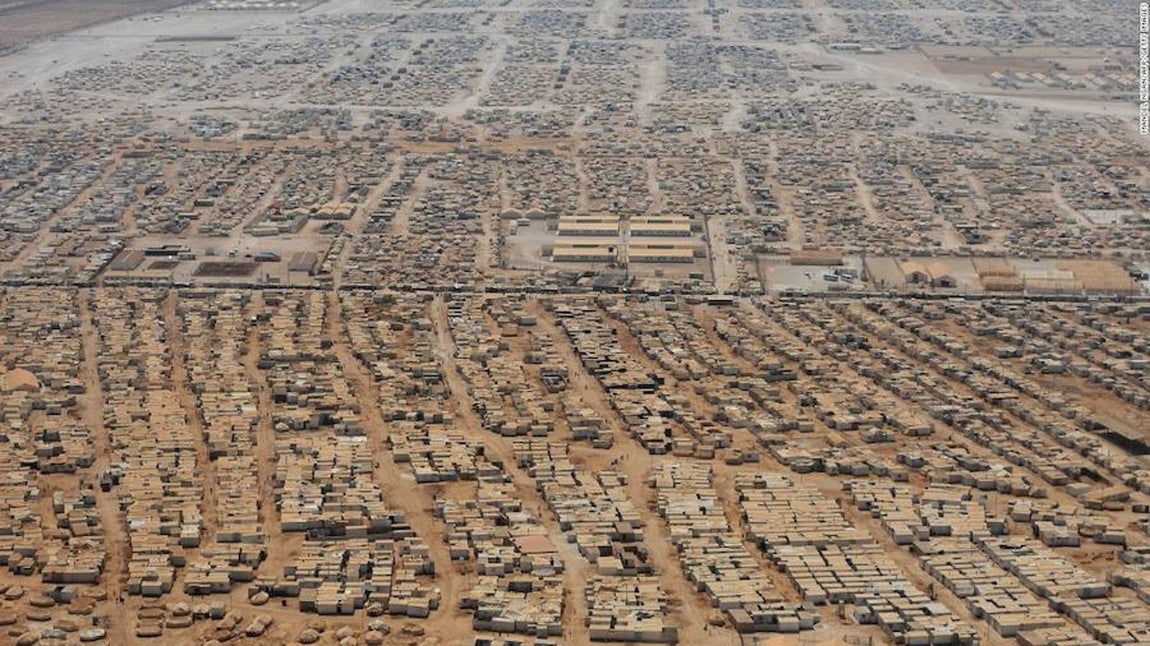El campo de Zaatari, en Jordania, es uno de los más grandes del mundo acoge a cerca de 80.000 refugiados sirios, segun Oxfam. La mitad de la población del campo es menor de 18 años. 
