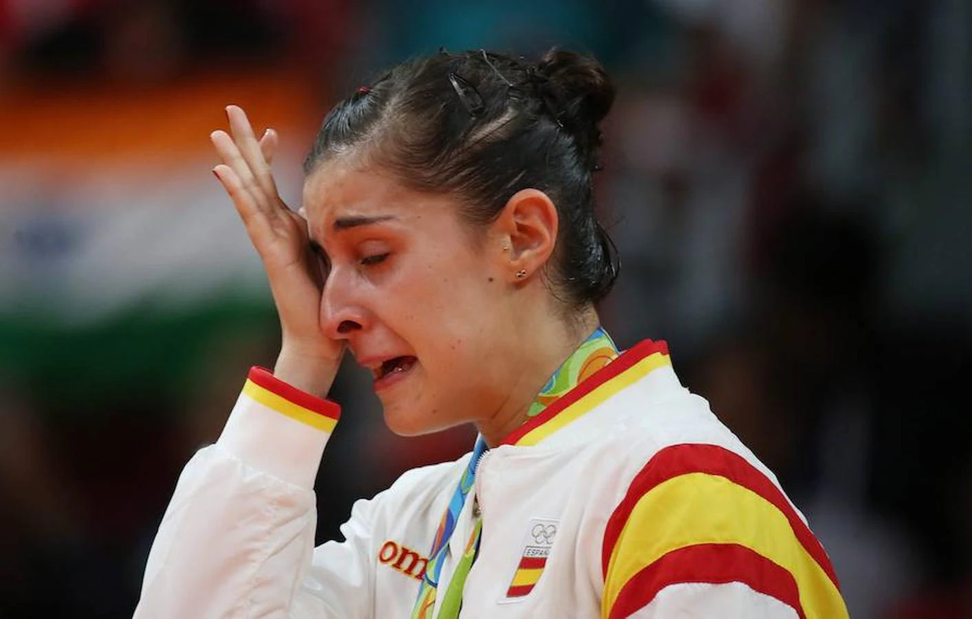Marín se enjuaga las lágrimas tras ganar