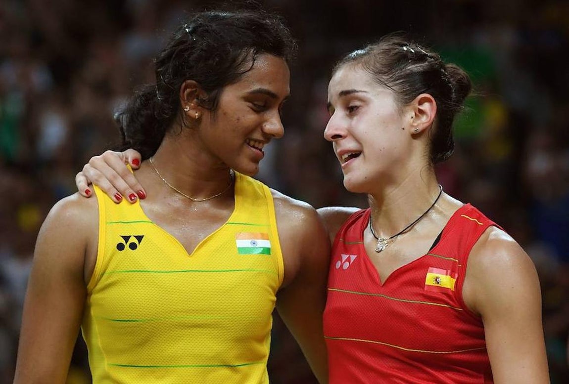 La india Pusarla V. Sindhu felicita a Carolina Marín. 
