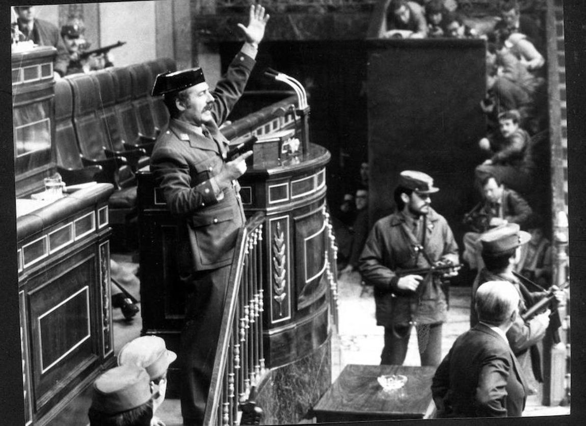 El teniente coronel Antonio Tejero en el Congreso de los Diputados, durante el Golpe de Estado del 23 de Febrero de 1981. 