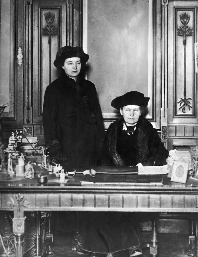 Madame Curie visita por primera vez Madrid en 1919. En la fotografía, exclusiva de ABC, aparece junto a su hija Irene. 